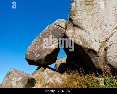 Rocce a Robin Hood's Stride o Mock Beggar's Mansion A. Formazione rocciosa nei pressi di Birchover nel Parco Nazionale del Peak District Derbyshire Dales Inghilterra Regno Unito Foto Stock