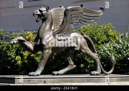 Greif vor dem Schloß Foto Stock