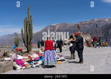 Il canyon di Colca nel Perù meridionale ospita il condor andino (Vultur gryphus). È il secondo canyon più profondo del mondo. Foto Stock