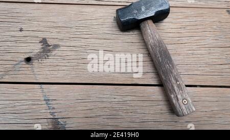 Un martello sulla tavola di legno superiore wjhich è in corso rimuovi dalla posizione originale Foto Stock