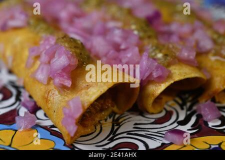 Cochinita pibil tacos, con tortillas, maiale stagionato, cipolla viola e pepe habanero Foto Stock