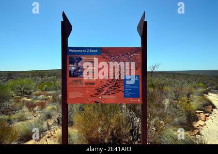 Kalbarri, WA, Australia - 25 novembre 2017: Imbarco con istruzioni, distanze e avvertenze nel Parco Nazionale di Kalbarri Foto Stock