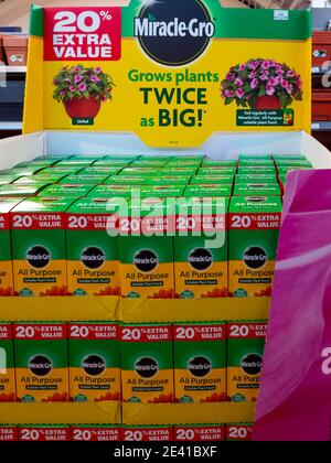 Una pila di scatole di Miracle-Gro all-purpose alimenti vegetali solubili in un centro giardino Foto Stock