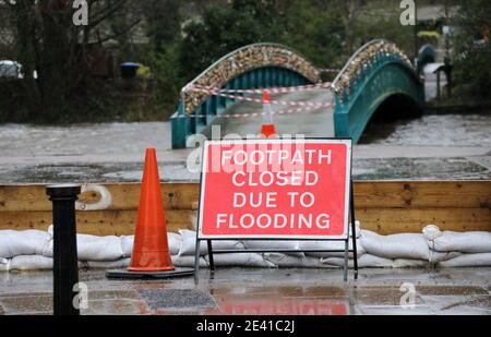 Sentiero chiuso a causa di un'inondazione segno a Bakewell nel Peak District National Park Foto Stock