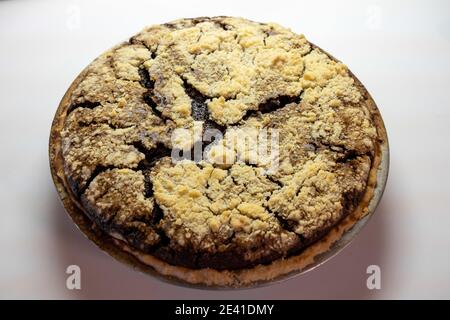 Primo piano di una torta di shoofly olandese della Pennsylvania su un bianco Foto Stock