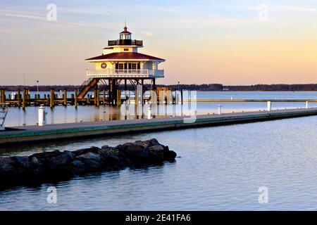 Una replica del secondo faro del fiume Choptank, faro a pila a vite situato vicino a Oxford, nella Chesapeake Bay, Maryland, Stati Uniti Foto Stock