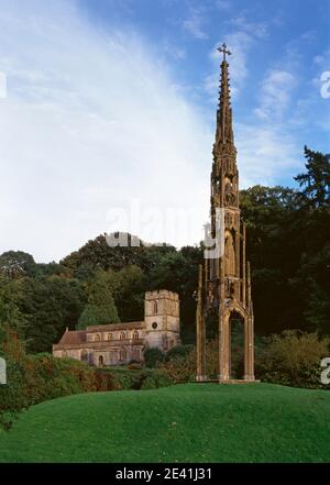 Kirche und Marktkreuz Foto Stock