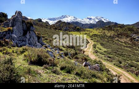 Alto paese tra Pandielo e Bobia nel Picos de Europa in Catalogna Spagna settentrionale Foto Stock