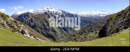 Panorama del frastagliato Collau los Buitres dall'alto alp di Pandescura nei monti Picos de Europa di spagna settentrionale vicino a Bobia Foto Stock