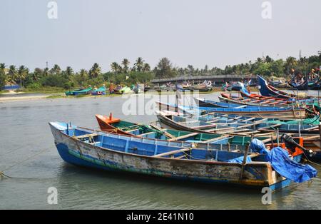 barche da pesca colorate, alleppey, kerala, india Foto Stock