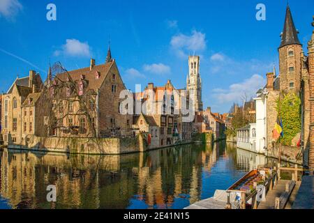 Vista dal canale di Rozenhoedkaai nella città medievale di Bruges in Belgio Foto Stock