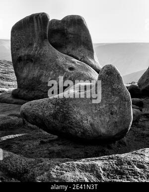 Formazioni rocciose scultoree in Carboniferous Millstone Grit su Kinder Scout Nel Derbyshire Peak Disrict UK Foto Stock