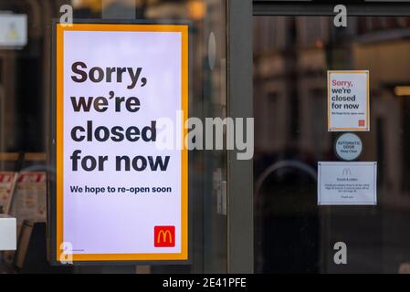 Chiuso il ristorante McDonalds in High Street, Southend on Sea, Essex, Regno Unito. Cartello sul finestrino della portiera. Siamo spiacenti, siamo chiusi per ora Foto Stock