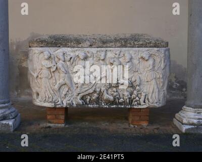 Sarcofago nel cortile della cattedrale di Salerno Foto Stock