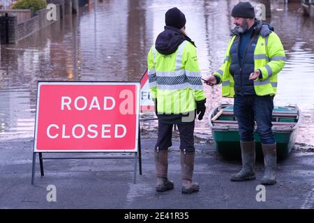 Hereford, Herefordshire - giovedì 21 gennaio 2021 - lo staff dell'Agenzia dell'ambiente guarda le vaste inondazioni dal fiume Wye nella zona Greyfriars della città. Queste stesse proprietà sono state allagate nel febbraio 2020 e nell'ottobre 2019 - il Wye dovrebbe picco il giovedì sera a circa 5.3 - 5.8 metri. Photo Steven May / Alamy Live News Foto Stock