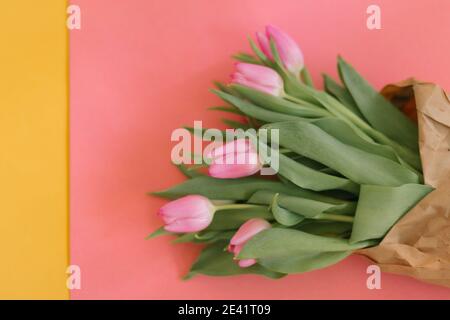 Tulipani in rosa e giallo per una Festa delle donne, Festa della Madre, 8 marzo o San Valentino. Primo piano. Il concetto di vacanze e auguri di buon mattino. Foto Stock