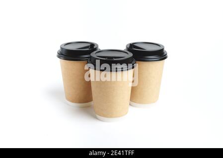 Zero tazze di carta da caffè di scarto su sfondo bianco. Foto Stock