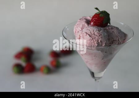 Gelato alla fragola Eggless con fragole fresche, panna pesante e latte condensato per la giornata delle valentine Foto Stock