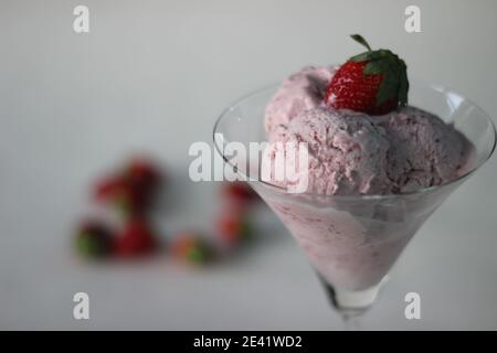 Gelato alla fragola Eggless con fragole fresche, panna pesante e latte condensato per la giornata delle valentine Foto Stock