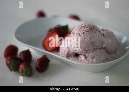 Gelato alla fragola Eggless con fragole fresche, panna pesante e latte condensato per la giornata delle valentine Foto Stock