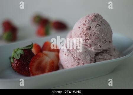 Gelato alla fragola Eggless con fragole fresche, panna pesante e latte condensato per la giornata delle valentine Foto Stock