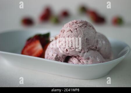 Gelato alla fragola Eggless con fragole fresche, panna pesante e latte condensato per la giornata delle valentine Foto Stock