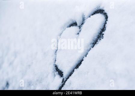 Forma del cuore disegnata nella neve. Gennaio 2021 Foto Stock