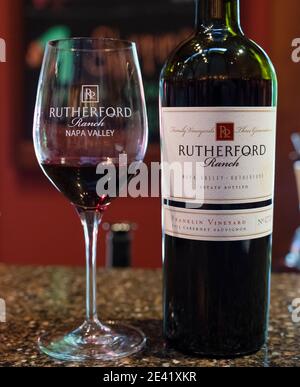 Il Cabernet Sauvignon bottiglia campione e vetro al Rutherford Ranch winery di Rutherford, Napa Valley, California del Nord, STATI UNITI D'AMERICA Foto Stock