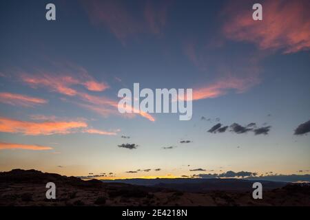 Il sole che tramonta diventa rosa nuvole fluidità basse su Glen Canyons Horseshoe Bend paesaggio nel nord dell'Arizona. Foto Stock