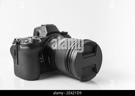 Telecamera full-frame mirrorless isolata con obiettivo da 24 - 70 mm su sfondo bianco Foto Stock