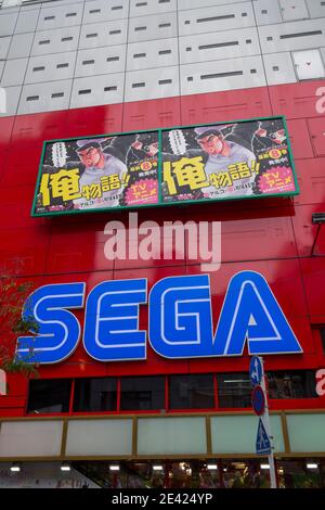 Tokyo / Giappone - 3 aprile 2015: SEGA Gamecenter a Ikebukuro. Sega Corporation è una multinazionale giapponese sviluppatore e editore di videogiochi. Foto Stock