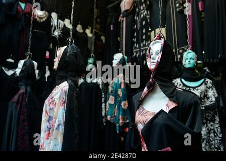 EGITTO, Cairo, bazaar Khan el-Khalili nella città vecchia, donne musulmane vestiti / AEGYPTEN, Kairo, Basar Khan el-Khalili in der Altstadt, muslimische Frauen Bekleidung Foto Stock