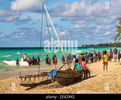 Persone locali e turisti si incontrano su una spiaggia in Papua Nuova Guinea Foto Stock