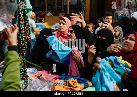 EGITTO, Cairo, bazaar Khan el-Khalili nella città vecchia, vendita di tessili a buon mercato / AEGYPTEN, Kairo, Basar Khan el-Khalili in der Altstadt, Verkauf miliardario Textilien Foto Stock