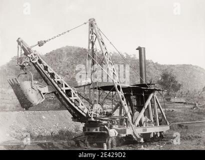 Fotografia d'epoca del XIX secolo: L'immagine si riferisce al primo tentativo guidato dai francesi di costruire il canale di Panama nel 1880 sotto la supervisione di Ferdinand de Lesseps. Escavatore. Foto Stock