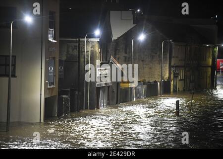 Carmarthen, Galles, 20 gennaio 2021 il fiume Towy a Carmarthen, nel Galles del sud, che ha scoppiato le sue banche ar alta marea, dopo Storm Christoph portato pioggia pesante nella zona. Foto Stock