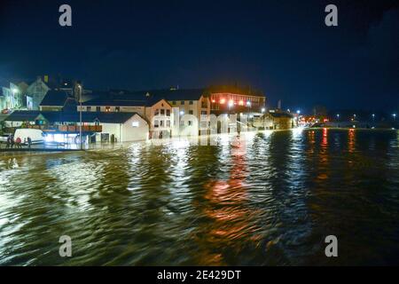 Carmarthen, Galles, 20 gennaio 2021 il fiume Towy a Carmarthen, nel Galles del sud, che ha scoppiato le sue banche ar alta marea, dopo Storm Christoph portato pioggia pesante nella zona. Foto Stock