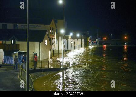 Carmarthen, Galles, 20 gennaio 2021 il fiume Towy a Carmarthen, nel Galles del sud, che ha scoppiato le sue banche ar alta marea, dopo Storm Christoph portato pioggia pesante nella zona. Foto Stock