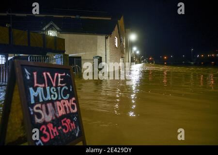 Carmarthen, Galles, 20 gennaio 2021 il fiume Towy a Carmarthen, nel Galles del sud, che ha scoppiato le sue banche ar alta marea, dopo Storm Christoph portato pioggia pesante nella zona. Foto Stock