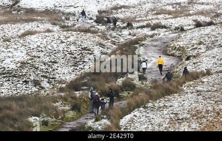 Pen y Fan, Brecon Beacons, Galles. 30 dicembre 2020. PEN y Fan nel Brecon Beacons, mentre le persone si rivolgono ancora per visitare la zona, nonostante gli avvertimenti che i visitatori non dovrebbero viaggiare nella zona durante il blocco di livello quattro in Galles. Foto Stock