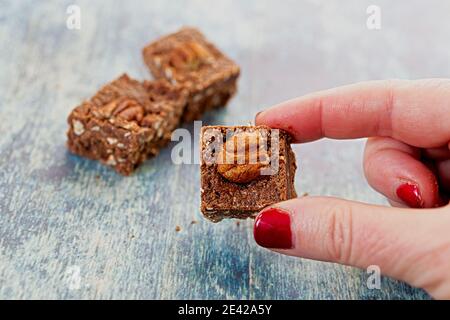 Brownie sane fatte in casa al cheto con un sacco di noci pecan. Foto Stock