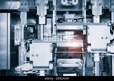 Linea industriale per il confezionamento di prodotti da forno. Confezionamento di pane in fabbrica.La macchina per il taglio e confezionamento in una fabbrica per la produzione Foto Stock