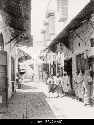 Fotografia d'epoca del XIX secolo: Rue du Souk, strada per il Souk, Belat, Tunisia. Foto Stock