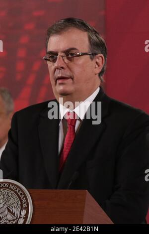 Città del Messico, Messico. 18 Nov 2020. CITTÀ DEL MESSICO, MESSICO - NOVEMBRE 18: Il Segretario degli Affari Esteri Marcelo Ebrard parla durante una conferenza stampa sull'estradizione dell'ex Segretario della Difesa Salvador Cienfuegos al Palazzo Nazionale il 18 novembre 2020 a Città del Messico, Messico (Foto di Eyepix Group/Pacific Press) Credit: Pacific Press Media Production Corp./Alamy Live News Foto Stock
