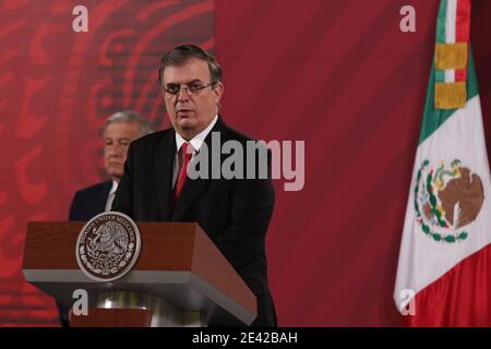 Città del Messico, Messico. 18 Nov 2020. CITTÀ DEL MESSICO, MESSICO - NOVEMBRE 18: Il Segretario degli Affari Esteri Marcelo Ebrard parla durante una conferenza stampa sull'estradizione dell'ex Segretario della Difesa Salvador Cienfuegos al Palazzo Nazionale il 18 novembre 2020 a Città del Messico, Messico (Foto di Eyepix Group/Pacific Press) Credit: Pacific Press Media Production Corp./Alamy Live News Foto Stock