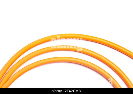 Cavo USB arancione isolato su sfondo bianco. Foto Stock