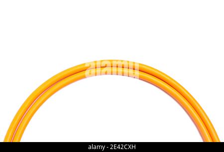 Cavo USB arancione isolato su sfondo bianco. Foto Stock