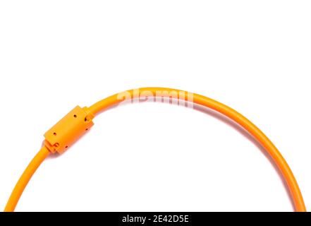 Cavo USB arancione isolato su sfondo bianco. Foto Stock
