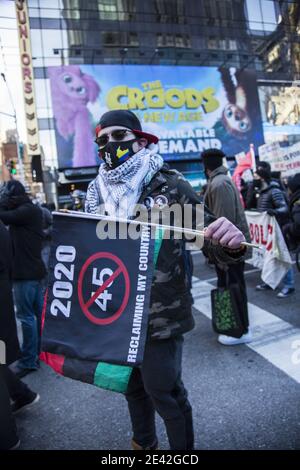 I marchers si dirigono lungo la 7th Avenue, parlando contro Donald Trump E l'insurrezione di capitale con molti socialisti e antifascisti giurati tra loro Foto Stock