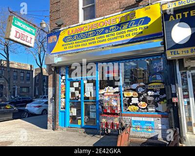 Specialità gastronomiche e pranzo del quartiere su McDonald Avenue nel quartiere Kensington di Brooklyn, New York. Foto Stock